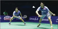  ??  ?? PBSI ATASI TEKANAN: Pasangan ganda putra Indonesia Marcus Fernaldi Gideon/Kevin Sanjaya Sukamuljo melaju ke perempat final hari ini.