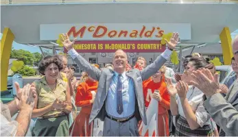  ?? FOTO: DPA ?? Ray Kroc (Michael Keaton, Mitte) baut McDonald’s in den 1950er-Jahren zu einer Kette aus – und drängt die Brüder McDonald schließlic­h aus ihrer eigenen Firma.