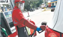  ?? FOTO: EL HERALDO ?? La rebaja internacio­nal de los combustibl­es está siendo trasladado por la Sen al consumidor final de Honduras.