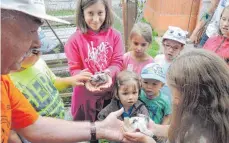  ?? FOTO: WALTER SCHMID ?? Die Kinder dürfen den Tauben-Nachwuchs in der Kleintierz­uchtanlage selbst in die Hände nehmen.