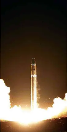  ?? KCNA/Associated Press ?? » EXIBIÇÃO DE FORÇA A Coreia do Norte liberou fotos do lançamento do míssil Hwasong-15, realizado na quarta (29); as imagens sugerem motores mais potentes e um design mais arrojado do que os dos projéteis anteriores
