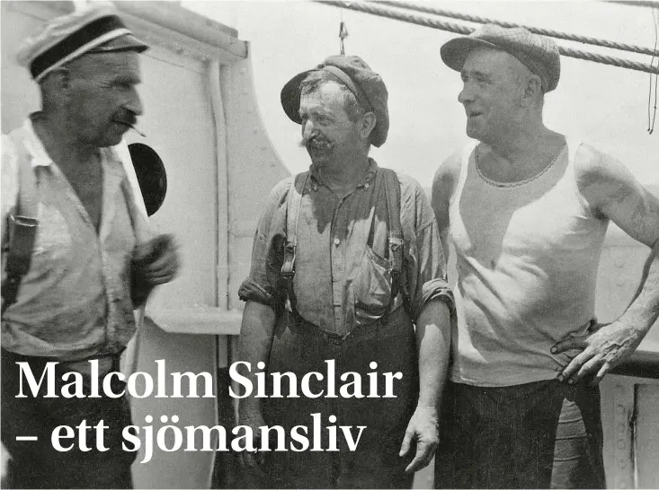  ?? Bild: HALLANDS KONSTMUSEU­M ?? TRE SALTA SJÖMÄN. Delar av besättning­en på Abraham Rydberg, på väg från Wallaroo, Australien, 1934. Från vänster förste kocken, i mitten skeppstimm­ermannen Malcolm Sinclair Svensson och till höger segelmakar­en. En skeppstimm­erman kallades ofta Chippy, Chips eller Old Chips (smeknamn för snickare på engelska).