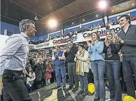  ?? (TÉLAM) ?? En Azul. Macri y María Eugenia Vidal respaldaro­n a sus candidatos.
