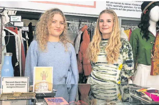  ?? FOTO: CLAUDIA HAUSER ?? Mia Kehrer (l.) und Carla Toenneßen arbeiten in der Kleiderei in Köln-Ehrenfeld.