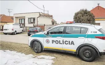  ??  ?? Místo činu Policie před domem Kuciaka a Kušnirové ve Velké Mači, kde k vraždě na konci února došlo. Foto: ČTK