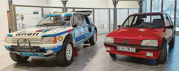  ?? Foto: Stellantis ?? Vítězná kombinace Peugeot 205 se proslavil v automobilo­vých soutěžích i v ulicích měst. Peugeoty vítězily ve světovém rallyovém šampionátu i na rallye Paříž–Dakar.