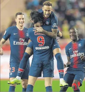  ?? FOTO: AP ?? Neymar felicita a Cavani tras uno de sus tres goles en el Louis II