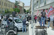  ??  ?? «Lascati soli»
Nella foto i lavoratori del mondo dello spettacolo che hanno protestato, ieri mattina, davanti alla sede dell’Inps di via Battisti