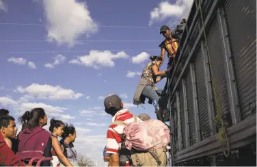  ?? Jordi Ruiz Cirera / Bloomberg ?? Central American refugees board a truck offering them a ride to Oaxaca state, Mexico.