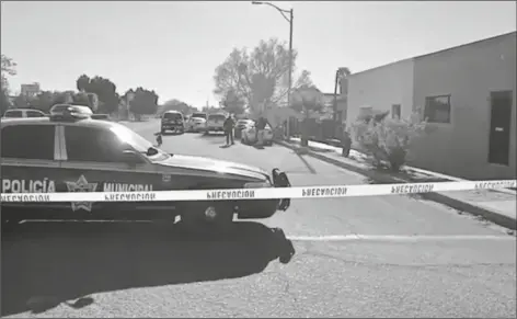  ?? PHOTO COURTESY NOTIFACE PRENSA DIGITAL ?? IN THIS IMAGE FROM A VIDEO, police block streets at the location of the discovery of a human skull in a trash container in San Luis Rio Colorado, Son.