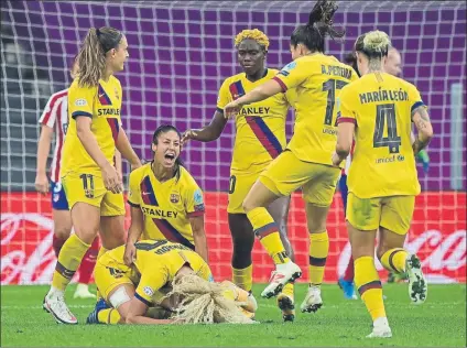  ?? FOTO: AP ?? El Barça celebra el gol de Kheira Hamraoui ante el Atlético La francesa se ha especializ­ado en goles decisivos en eliminator­ias