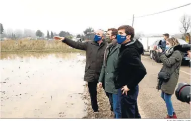  ?? FABIÁN SIMÓN / EFE ?? Pablo Casado y el alcalde de Zaragoza, Jorge Azcón (primero por la izquierda), ayer en las zonas inundadas por el Ebro.