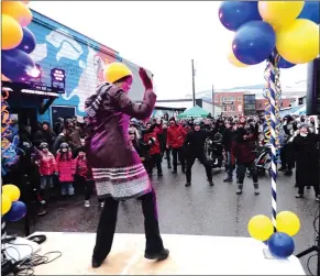  ?? J.P. SQUIRE/Okanagan Newspaper Group ?? Fitness instructor Teena Gowdy warmed up the 500 participan­ts in the Coldest Night of the Year Walk on Saturday with a Zumba routine (above.) Suitably warmed up, walkers had their choice of a two- or five-kllometre route around Kelowna’s North End.