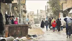  ??  ?? De situatie in de belegerde stad Aleppo, voor de gevechten woonden er nog zo’n 275.000 mensen. (Voices from Russia)