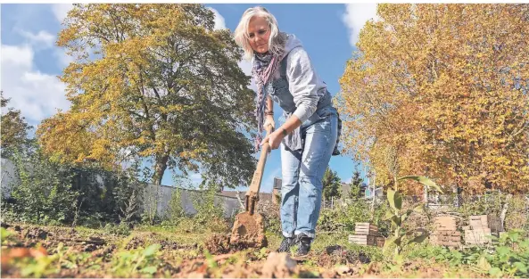  ?? FOTO: JANA BAUCH ?? Meike Koppmann hat viele Pläne für den Wildkräute­rgarten Ewilpa. Unter anderem möchte sie Kochkurse dort anbieten.