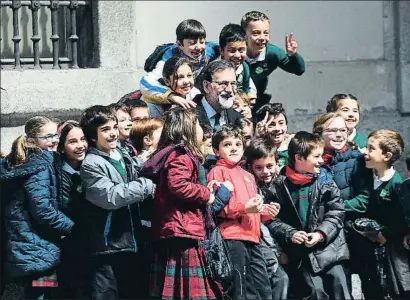  ?? EMILIA GUTIÉRREZ ?? Mariano Rajoy amb un grup d’escolars ahir a l’entrada al Reina Sofia, a Madrid