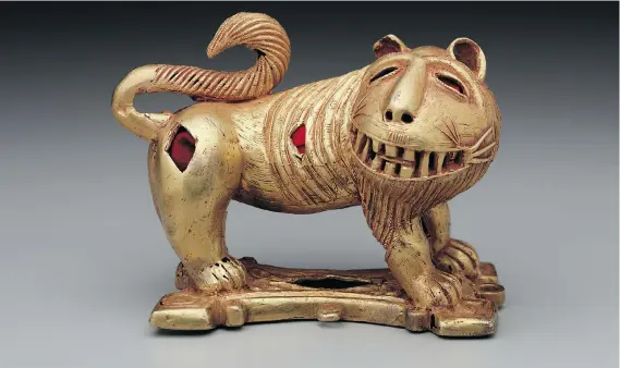  ?? PHOTOS: DALLAS MUSEUM OF ART ?? This mid-20th-century sword ornament in the form of a lion, made from cast gold and felt, is on exhibit at the Dallas Museum of Art.