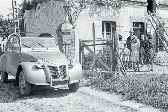  ??  ?? Popular. El 2CV conquistó a las masas por su precio accesible, motor de bajo consumo, y confort de marcha. Además tenía techo de lona corredizo