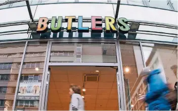  ?? FOTO: DPA ?? Butlers entstand einst aus dem Neusser Familienun­ternehmen Wilhelm Josten. 1999 eröffnete es die erste Butlers-Filiale in Köln. Auf rasches Wachstum folgte die Krise. Nun soll es wieder aufwärts gehen.