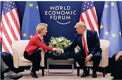  ?? FOTO: AP ?? Ursula von der Leyen, Präsidenti­n der EU-Kommission, traf sich in Davos mit US-Präsident Donald Trump.