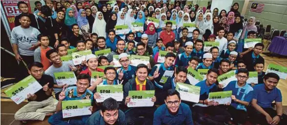  ?? [FOTO MUHAMMAD SULAIMAN/BH] ?? Mohd Ramali dan Fadzlena bersama-sama pelajar pada Seminar Bimbingan SPM PROLINTAS-BH di Shah Alam.