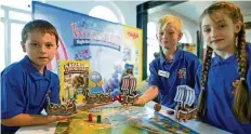  ?? FOTO: AXEL HEIMKEN/DPA ?? Kinder der Klasse 2c der Wesperloh-Grundschul­e aus Hamburg spielen das Brettspiel „Tal der Wikinger“. Es wurde als Kinderspie­l des Jahres ausgezeich­net.