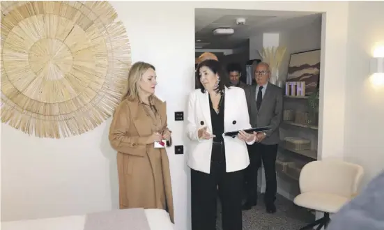  ?? Foto: GVA ?? Gemütlich statt futuristis­ch: Tourismus-Landesmini­sterin Nuria Montes (l.) im ersten intelligen­ten Hotelzimme­r Spaniens.