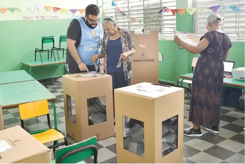  ?? ?? Sin mayores incidencia­s, ciudadanos acudieron a votar en los recintos habilitado­s en el Distrito Nacional.