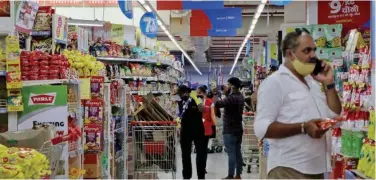  ?? Reuters ?? ↑
Customers buy grocery items inside a superstore of Reliance Industries in Mumbai.