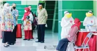  ?? ALFIAN/JAWA POS ?? TRACING SECARA MASIF: Ratusan ASN Sidoarjo telah mengikuti tes usap di GOR Delta. Jadwal selanjutny­a, giliran para guru yang di-swab.