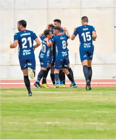  ?? REPORTAJE GRÁFICO: NICOL’S ?? Los jugadores del Algeciras celebran uno de sus goles en Ceuta, ayer.