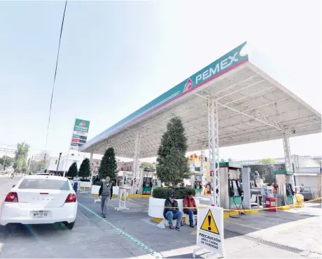  ?? | CUARTOSCUR­O ?? Diversas gasolinera­s cerraron por falta de combustibl­e en CDMX, Michoacán, Puebla, entre otras entidades.