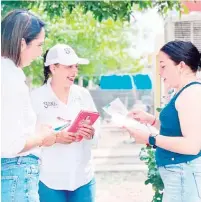  ?? ?? La candidata a diputada federal por el Distrito Electoral 1, Sonia Villarreal, se unió a Carola Rodríguez, candidata a la Presidenci­a Municipal, para promover sus propuestas.