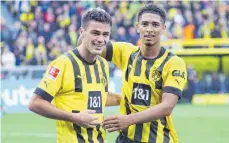  ?? FOTO: ROBIN RUDEL/IMAGO ?? Beim BVB Teamkamera­den, bei der WM Kontrahent­en: Giovanni Reyna (li.) und Jude Bellingham treffen im Duell USA gegen England aufeinande­r.