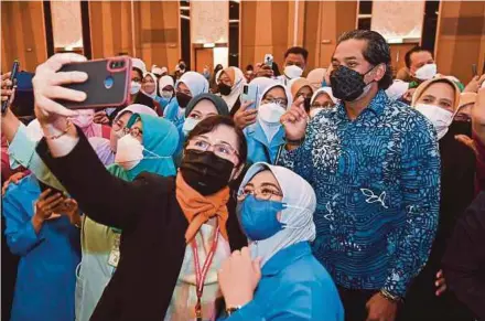  ?? BERNAMA PIC ?? Health Minister Khairy Jamaluddin taking pictures with nurses during the Internatio­nal Nurses Day 2022 celebratio­n in Putrajaya yesterday.