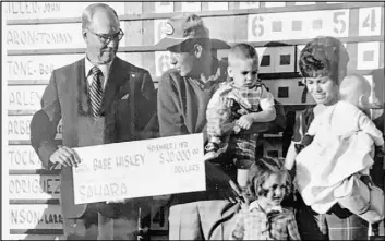  ?? Babe Hiskey scrapbook ?? Del Webb presents “Babe” Hiskey with $20,000 for winning the 1970 Sahara Invitation­al. With Hiskey, from left, are Bryant Jr.; D’Anne; wife Eunice; and Suzie.