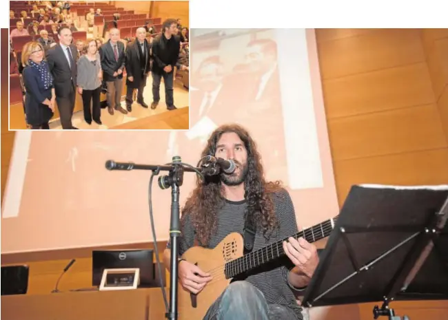  ?? FOTOS: ÁLVARO CARMONA ?? En la imagen principal, lectura de poemas de García Baena acompañado­s de la guitarra. Arriba, autoridade­s de la Universida­d de Córdoba en el acto de homenaje dedicado al poeta