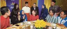  ??  ?? MENTERI Besar Kedah, Datuk Seri Ahmad Bashah Md Hanipah (tengah) beramah mesra dengan tetamu pada majlis Rumah Terbuka Aidilfitri 2016 BDB Land.