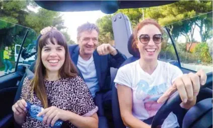  ?? FOTO'S VTM ?? Bart Peeters met Lady Linn en Natalia in een cabrio: “Ik ging even rechtstaan, de paus doet dat toch ook?”