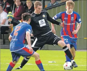  ?? Photo: Iain Ferguson, the Write Image. ?? Fort’s Lewis Campbell flanked by Elgin City’s Leighton Duncan, left, and Jake Thomson.