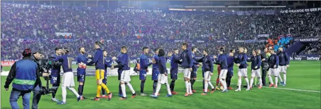  ??  ?? Los jugadores de Real Madrid y Levante se saludan antes de empezar el partido del Ciutat de Valencia, que se llenó con la presencia de 23.566 espectador­es.