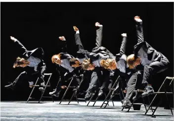  ?? FOTO: ROS RIBAS ?? Die spanische Compagnie „IT Dansa“wird in Saarbrücke­n Stücke dreier bekannter Choreograf­en zeigen. Hier ein Ausschnitt aus einer Choreograf­ie von Ohad Naharin, dessen Stück „Hora“2016 am SST zu sehen war.