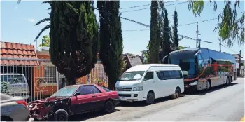  ?? Juan alanís / El Diario ?? Vecinos denuncian que estacionan autos inservible­s en las avenidas y banquetas