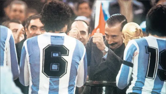  ??  ?? Videla felicita a los jugadores tras ganar la final. En la foto, con el 6, Américo Gallego junto a Daniel Passarella, capitán del equipo, portando el trofeo de la Copa del Mundo de 1978.