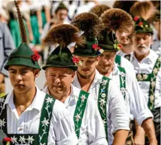  ?? Foto: Ralf Lienert ?? In dieser Szene, die während des Allgäuer Gautrachte­nfestes 2023 in Kempten entstanden ist, sind alle unter dem Hut passend frisiert.