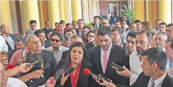  ??  ?? La intendenta de Ybycuí, María del Carmen Benítez (ANR, HC), fue la vocera de la reunión de los jefe comunales con el presidente Mario Abdo. Fue ayer a la mañana en Palacio de López.