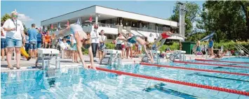  ?? Foto: Julian Leitenstor­fer ?? Ideale Bedingunge­n herrschten beim Schulschwi­mmen im Landsberge­r Inselbad. Die Ortsgruppe der Wasserwach­t richtete den Wettbewerb zum 44. Mal aus.