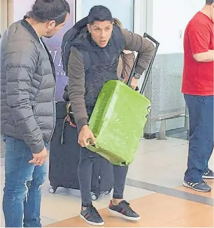  ??  ?? Con la valija preparada. Enzo Pérez, ayer por la tarde en Ezeiza, poco antes de partir rumbo a Rusia.