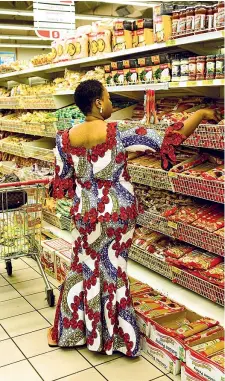  ??  ?? Quotidiani­tà Nigeria, Lagos. Una cliente in un sabato pomeriggio a Shotprite, una famosa catena di supermerca­ti di proprietà sudafrican­a, Ikeja City Mall. (© Robin Hammond/ NOOR)