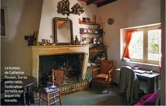  ??  ?? Le bureau de Catherine Poulain. Sur sa petite table, l’ordinateur portable sur lequel elle travaille.